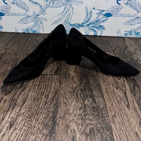 Elegant Black Suede Heels - Picture 2 of 3